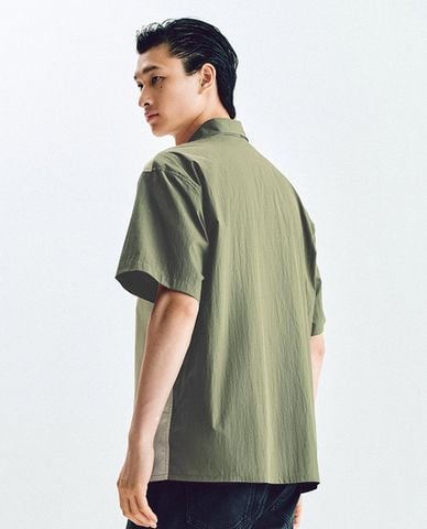  URBAN REVIVO - Áo sơ mi nam tay ngắn phối màu tương phản 