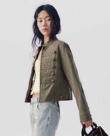  URBAN REVIVO - Áo khoác croptop nữ cổ trụ tay dài phối khuy 