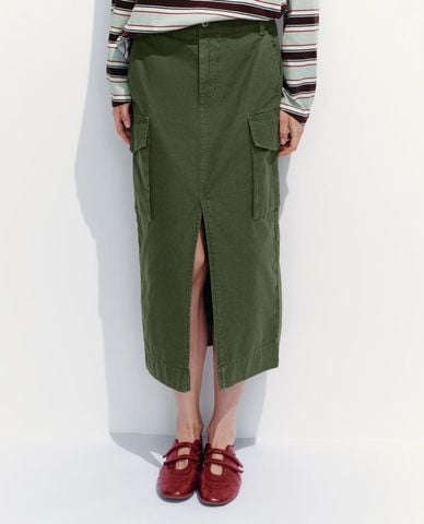  URBAN REVIVO - Chân váy denim midi xẻ tà phối túi 