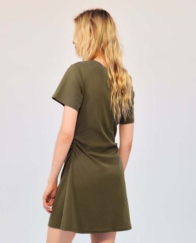 URBAN REVIVO - Đầm trễ vai mini tay ngắn nhún eo 