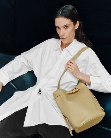  URBAN REVIVO - Túi rút dây nữ phối đai khoá kim loại 