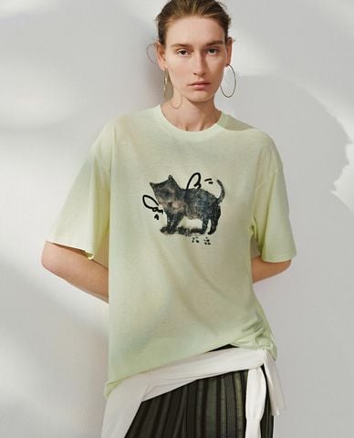  URBAN REVIVO - Áo thun nữ cổ tròn tay ngắn in họa tiết 