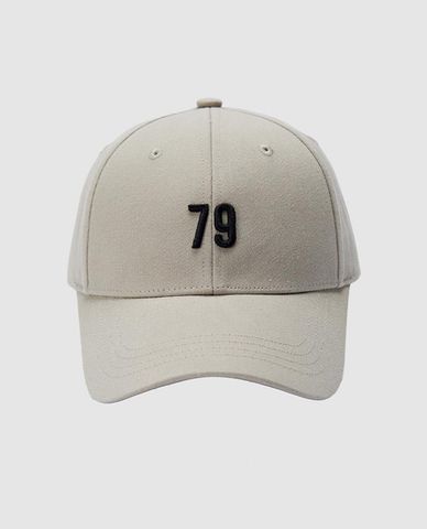  URBAN REVIVO - Nón bóng chày nam thêu số năng động 