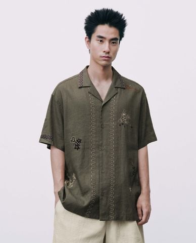  URBAN REVIVO - Áo sơ mi nam cổ bẻ tay ngắn thêu họa tiết 