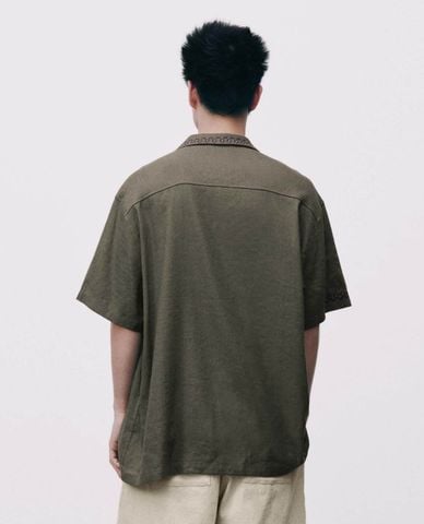  URBAN REVIVO - Áo sơ mi nam cổ bẻ tay ngắn thêu họa tiết 