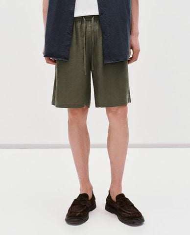  URBAN REVIVO - Quần short nam ngang gối lưng thun dây rút 