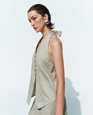  URBAN REVIVO - Áo khoác gilet nữ cổ yếm phối nút 