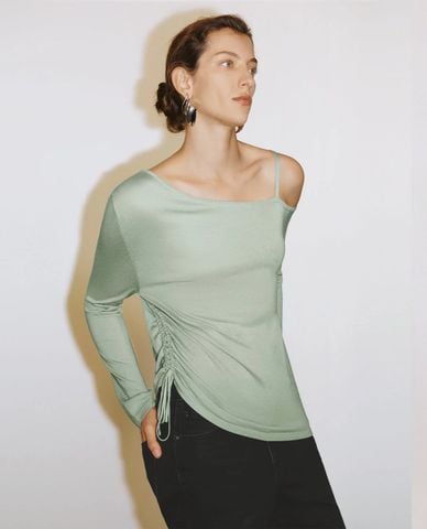  URBAN REVIVO - Áo dệt kim nữ tay dài lệch vai dây rút 