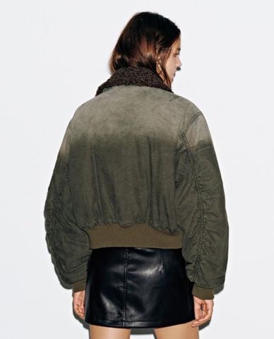  URBAN REVIVO - Áo khoác bomber nữ cổ lông phom croptop 