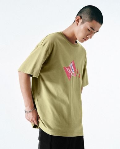  URBAN REVIVO - Áo thun nam cổ tròn tay ngắn in họa tiết 