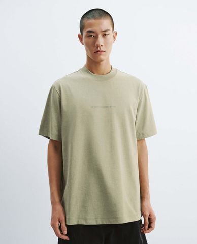  URBAN REVIVO - Áo thun nam cổ tròn tay ngắn in chữ 
