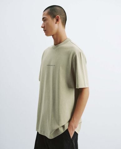  URBAN REVIVO - Áo thun nam cổ tròn tay ngắn in chữ 