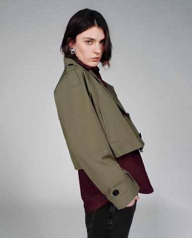  URBAN REVIVO - Áo khoác croptop nữ cổ bẻ hai hàng khuy 