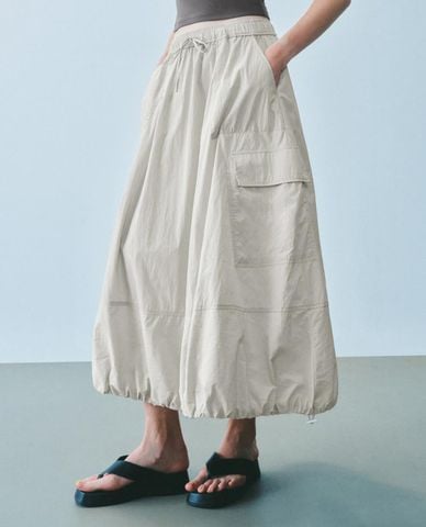  URBAN REVIVO - Chân váy chữ A midi lưng thun túi hộp 