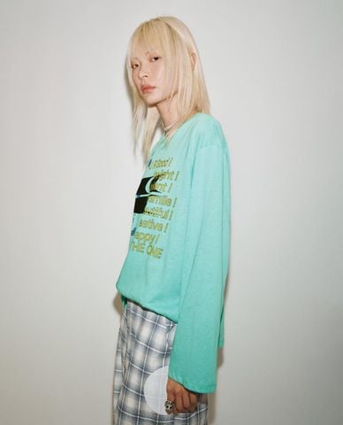  URBAN REVIVO - Áo thun nữ cổ tròn tay dài in họa tiết 