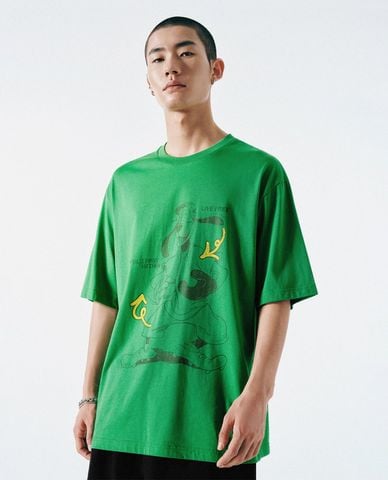  URBAN REVIVO - Áo thun nam cổ tròn tay ngắn in họa tiết 