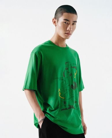  URBAN REVIVO - Áo thun nam cổ tròn tay ngắn in họa tiết 