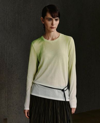  URBAN REVIVO - Áo thun nữ cổ tròn tay dài chuyển sắc 