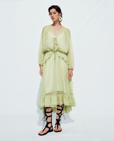  URBAN REVIVO - Đầm xếp tầng midi cổ V tay dài nhún bèo 