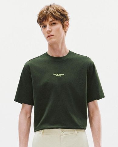  URBAN REVIVO - Áo thun nam cổ tròn tay ngắn in chữ 