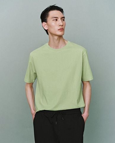 URBAN REVIVO - Áo thun nam cổ tròn tay ngắn hiện đại 