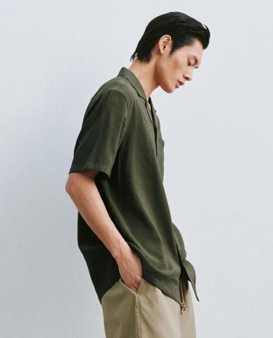  URBAN REVIVO - Áo sơ mi nam cổ bẻ tay ngắn phối túi 