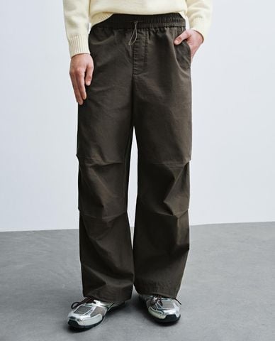  URBAN REVIVO - Quần nam ống rộng lưng thun xếp nếp 