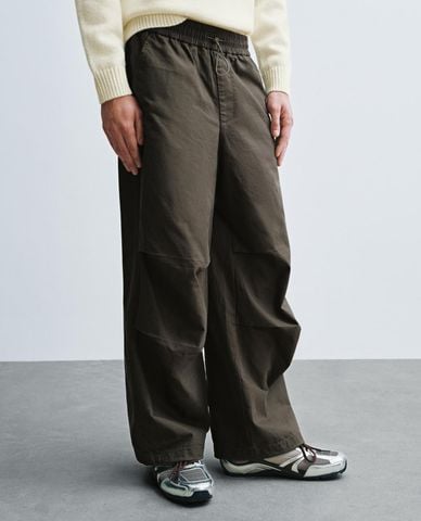  URBAN REVIVO - Quần nam ống rộng lưng thun xếp nếp 