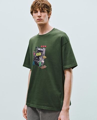  URBAN REVIVO - Áo thun nam cổ tròn tay ngắn in họa tiết 