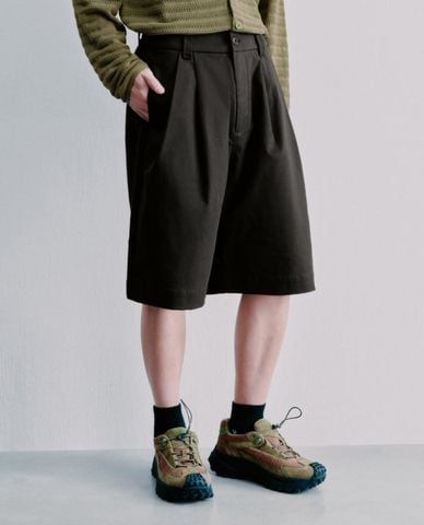  URBAN REVIVO - Quần short nam ngang gối xếp li 