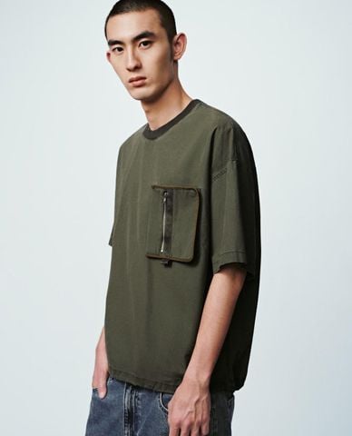  URBAN REVIVO - Áo thun nam cổ tròn tay ngắn phối túi hộp 