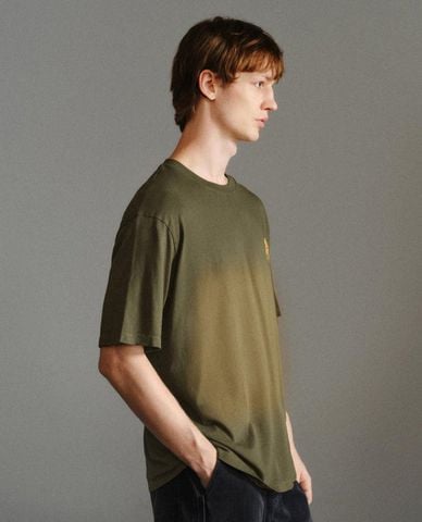  URBAN REVIVO - Áo thun nam cổ tròn tay ngắn in họa tiết 