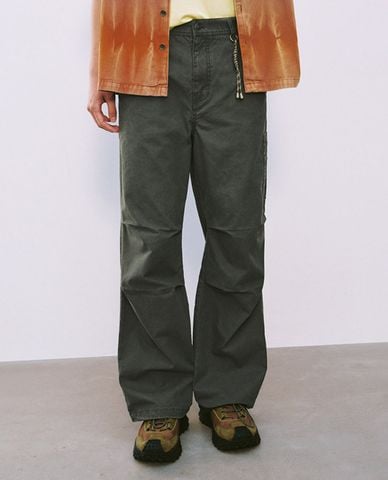  URBAN REVIVO - Quần nam ống rộng xếp li 