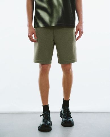  URBAN REVIVO - Quần short nam ngang gối lưng thun Draw String 