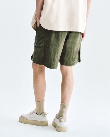  URBAN REVIVO - Quần short nam ống rộng lưng thun 