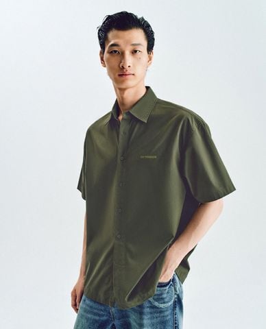  URBAN REVIVO - Áo sơ mi nam tay ngắn in họa tiết 