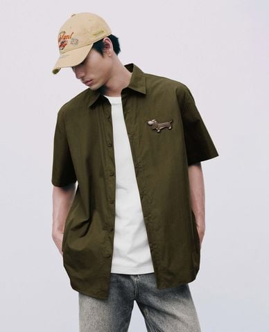  URBAN REVIVO - Áo sơ mi nam cổ bẻ tay ngắn thêu patch 