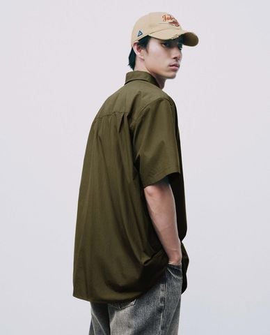  URBAN REVIVO - Áo sơ mi nam cổ bẻ tay ngắn thêu patch 