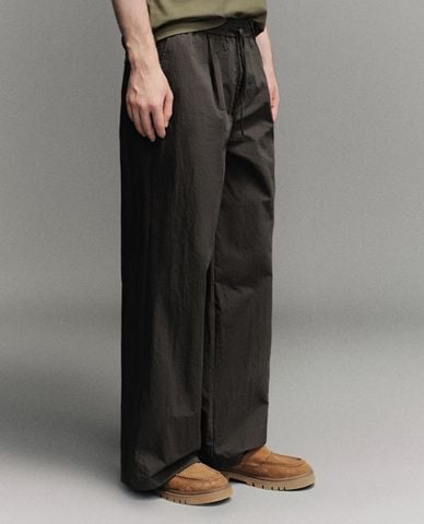  URBAN REVIVO - Quần nam ống rộng lưng thun 