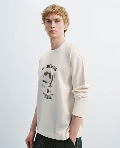  URBAN REVIVO - Áo thun nam cổ tròn tay dài in họa tiết 