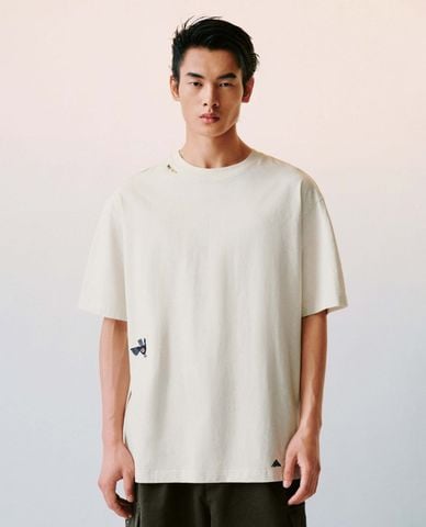  URBAN REVIVO - Áo thun nam cổ tròn tay ngắn thêu họa tiết 