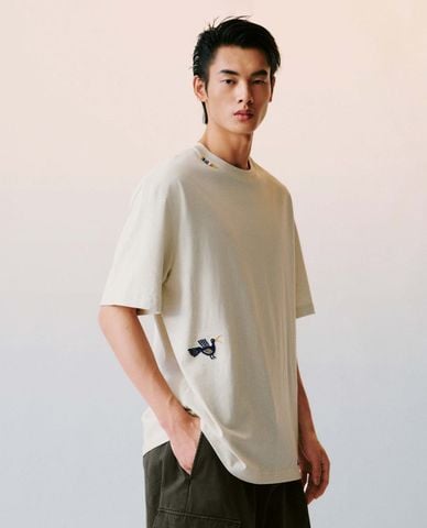  URBAN REVIVO - Áo thun nam cổ tròn tay ngắn thêu họa tiết 