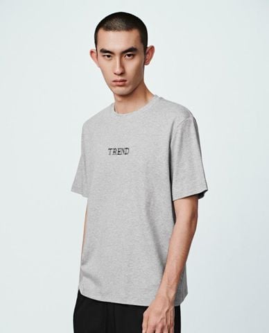  URBAN REVIVO - Áo thun nam cổ tròn tay ngắn in chữ 