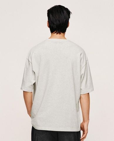  URBAN REVIVO - Áo thun nam cổ tròn tay ngắn thêu chữ 