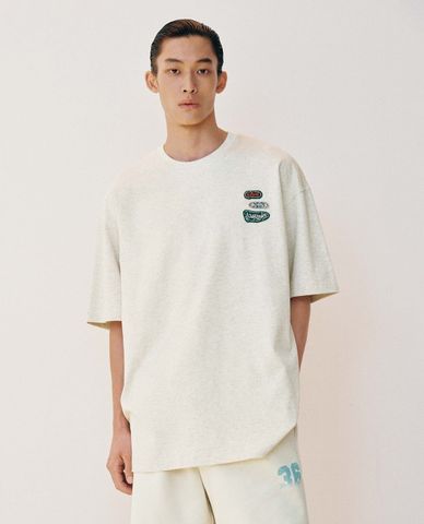  URBAN REVIVO - Áo thun nam cổ tròn tay ngắn thêu patch 