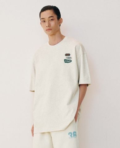  URBAN REVIVO - Áo thun nam cổ tròn tay ngắn thêu patch 