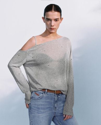  URBAN REVIVO - Áo dệt kim nữ trễ vai tay dài đính hạt 