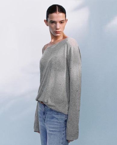  URBAN REVIVO - Áo dệt kim nữ trễ vai tay dài đính hạt 