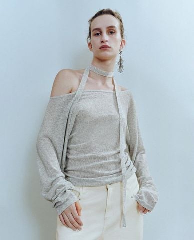  URBAN REVIVO - Áo dệt kim nữ lệch vai phối dây choàng cổ 