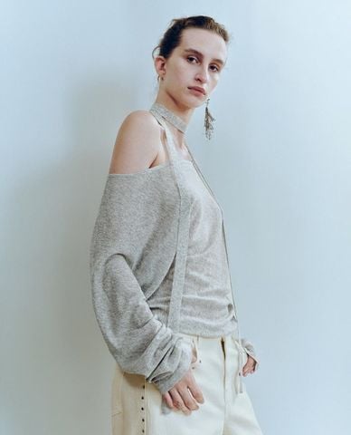  URBAN REVIVO - Áo dệt kim nữ lệch vai phối dây choàng cổ 